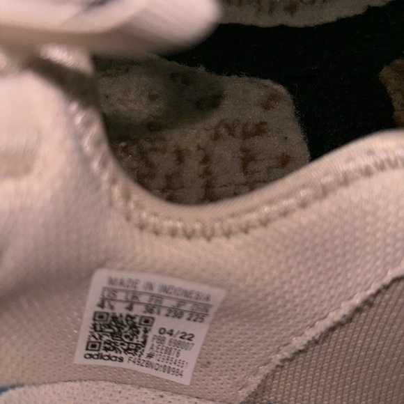 Adidas size 4 1/2 - Picture 5 of 7